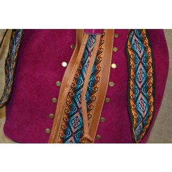 Torebka worek etno ze skóry różowa z kwiatowym haftem .